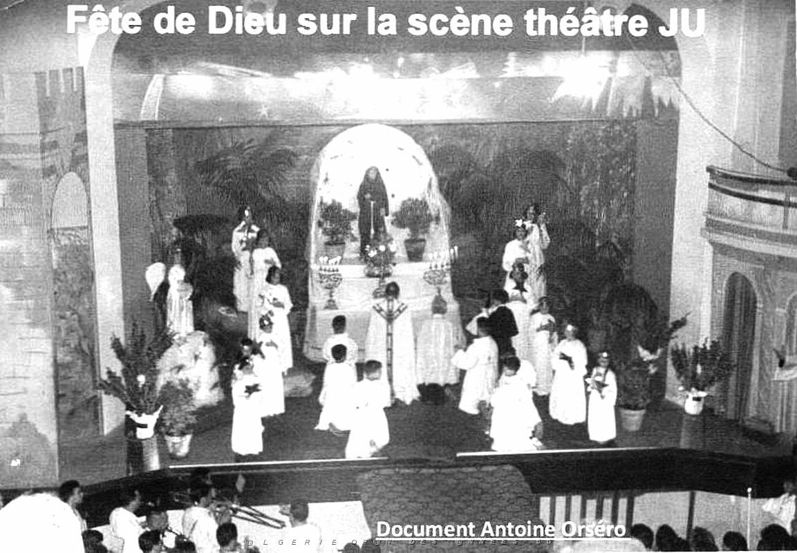 Oran- SDV- 7047-AUTEL DRESSE SUR LA SCENE DU THEATRE AU COURS D'UNE PROCESSION .jpg